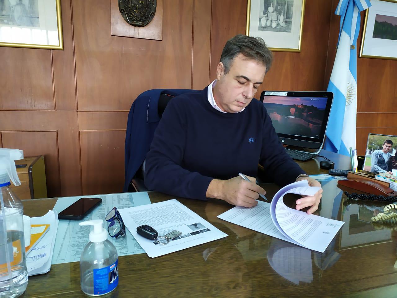 Luis firmando decreto