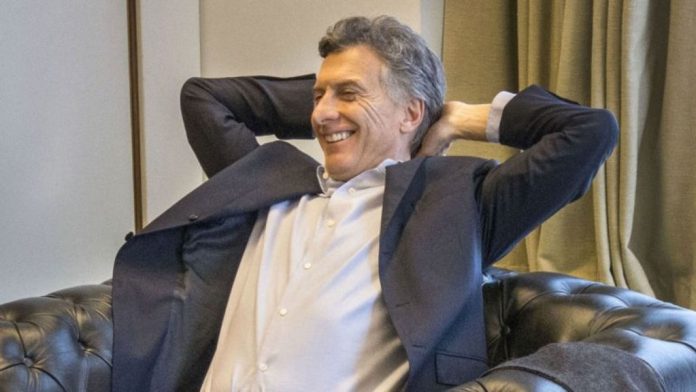 Macri-riendose