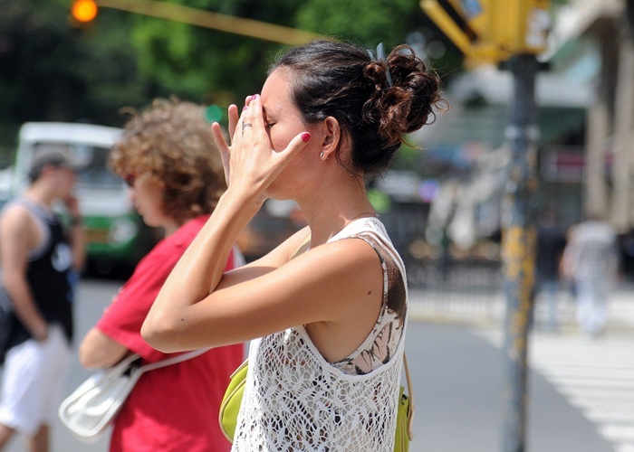 Mujer-ante-golpe-de-calor