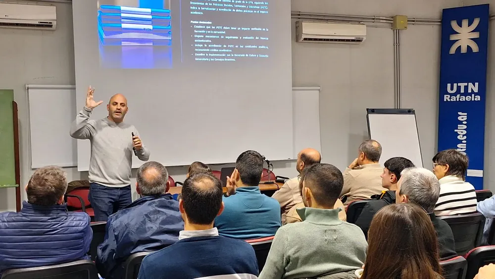 Olivo durante la charla taller