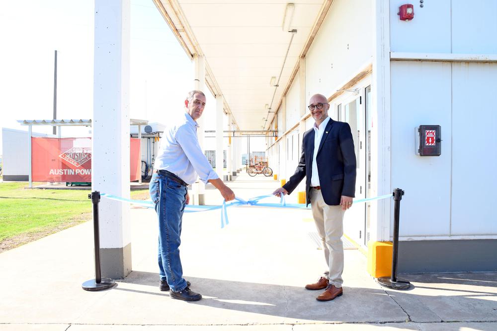 Hèctor Perotti y Pablo Mnafredi en corte de cintas