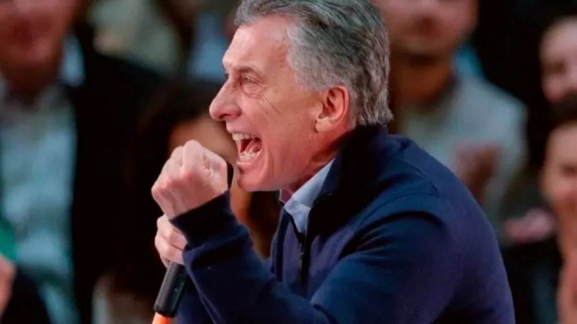 MACRI GRITANDO
