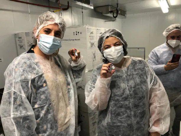 la-asesora-cecilia-nicolini-y-la-ministra-salud-carla-vizzotti-los-laboratorios-la-vacuna-sputnik-v