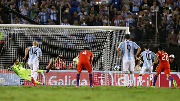 Argentina-Chile-eliminatorias-gol-penal-Messi-1920