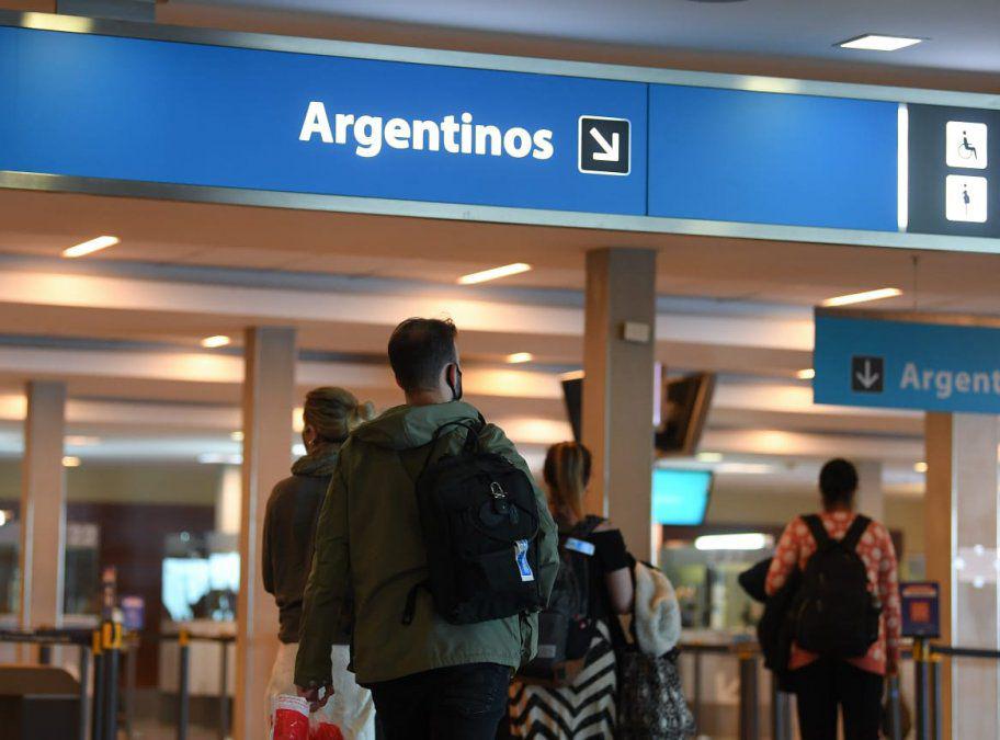 los-aislamos-hoteles-junto-todos-sus-contactos-estrechos-se-trata-dos-ninos-covid-lo-informo-la-directora-migraciones