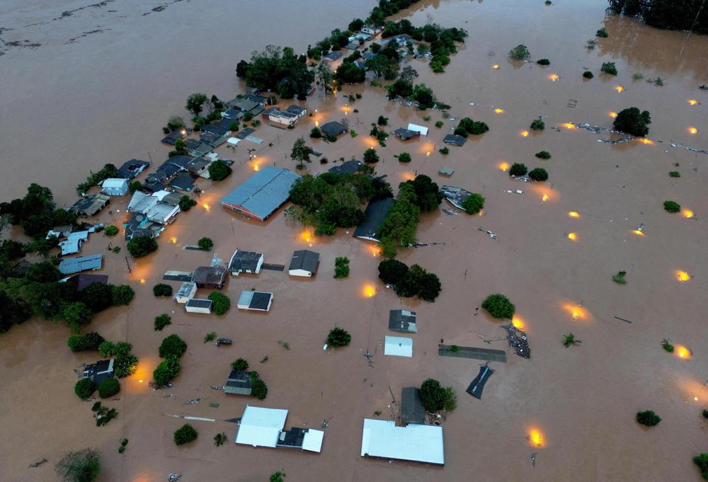 2024-05-03T063841Z_197843337_RC2TH7AIWI27_RTRMADP_3_BRAZIL-RAINS-1